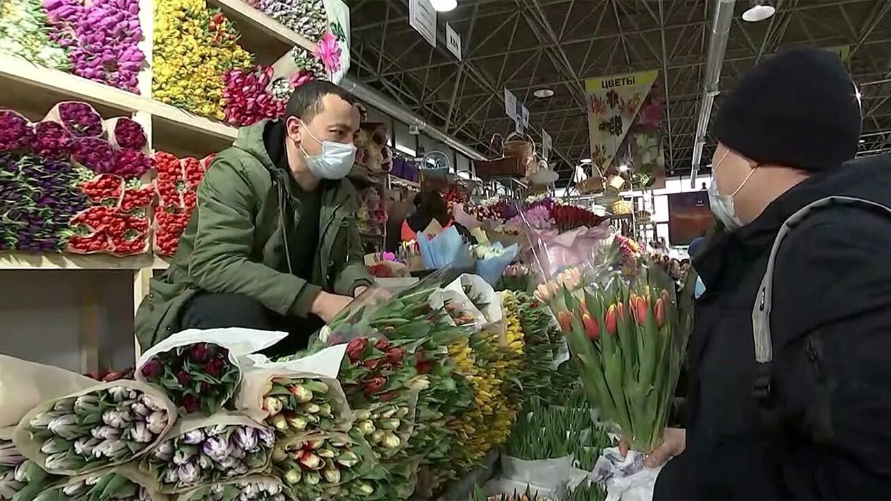Рижская метро цветы рынок. Рижский рынок в Риге. Рижский рынок тюльпаны.