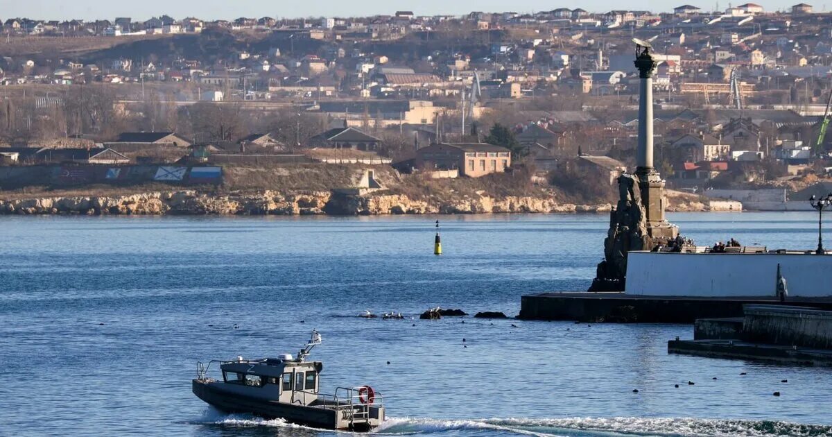 Сегодня в севастопольской бухте что случилось. Артиллерийская бухта севастополь сверху. Черноморский флот. Севастополь бомбят. Сегодня в севастопольской бухте что случилось.