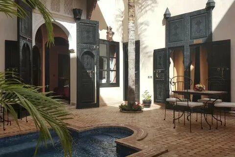 Maison alhambra dark door