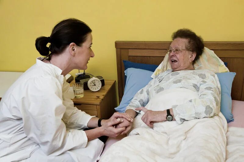 Пансионаты для психически больных nursing home. Медсестра и пациент в психиатрии. Ухода за психиатрическими пациентами.. Дом престарелых женщины больные. Уход за больными психбольница.