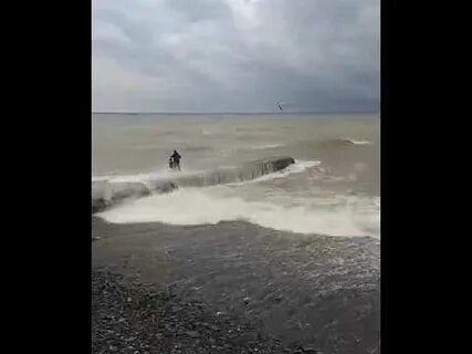 Девушку смыло волной видео