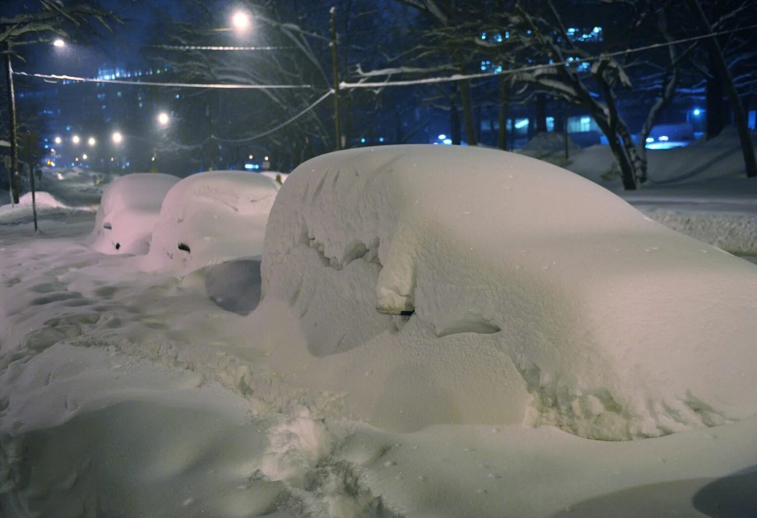 сугробы 2 метра. большие сугробы снега. много снега. снежные сугробы. снег сверху.