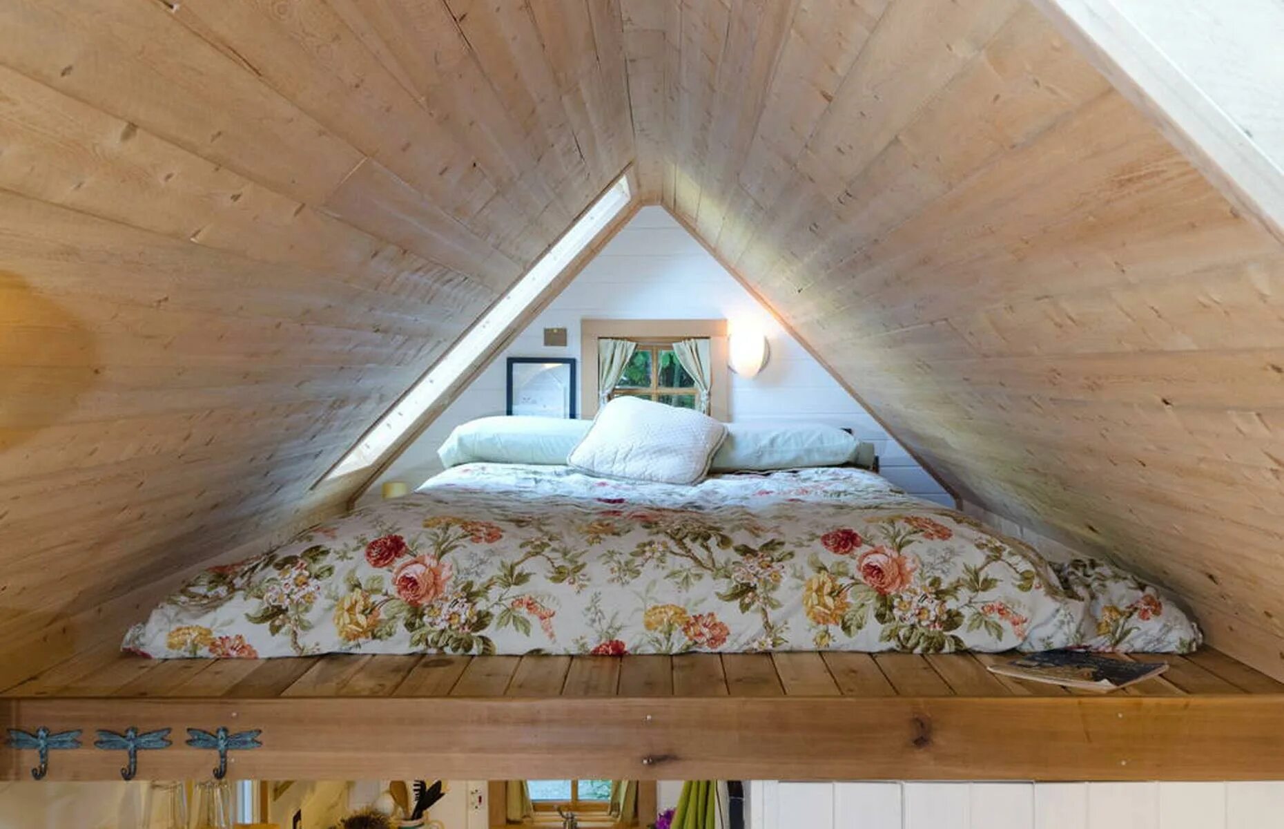 Сделать под крышей мансарду. Тини Хаус треугольник. Кровать под крышей. Спальня на чердаке на даче. Кровать на мансарде.