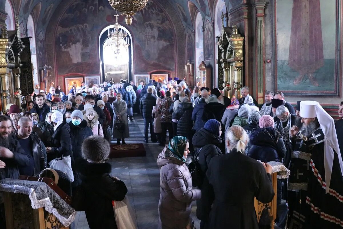 Чин прощения сколько идет. Чин прощения Ставропольская митрополия. Чин прощения в храме. Прощеное воскресенье служба в храме. Вечерня и утреня с чином прощения в церкви что это.