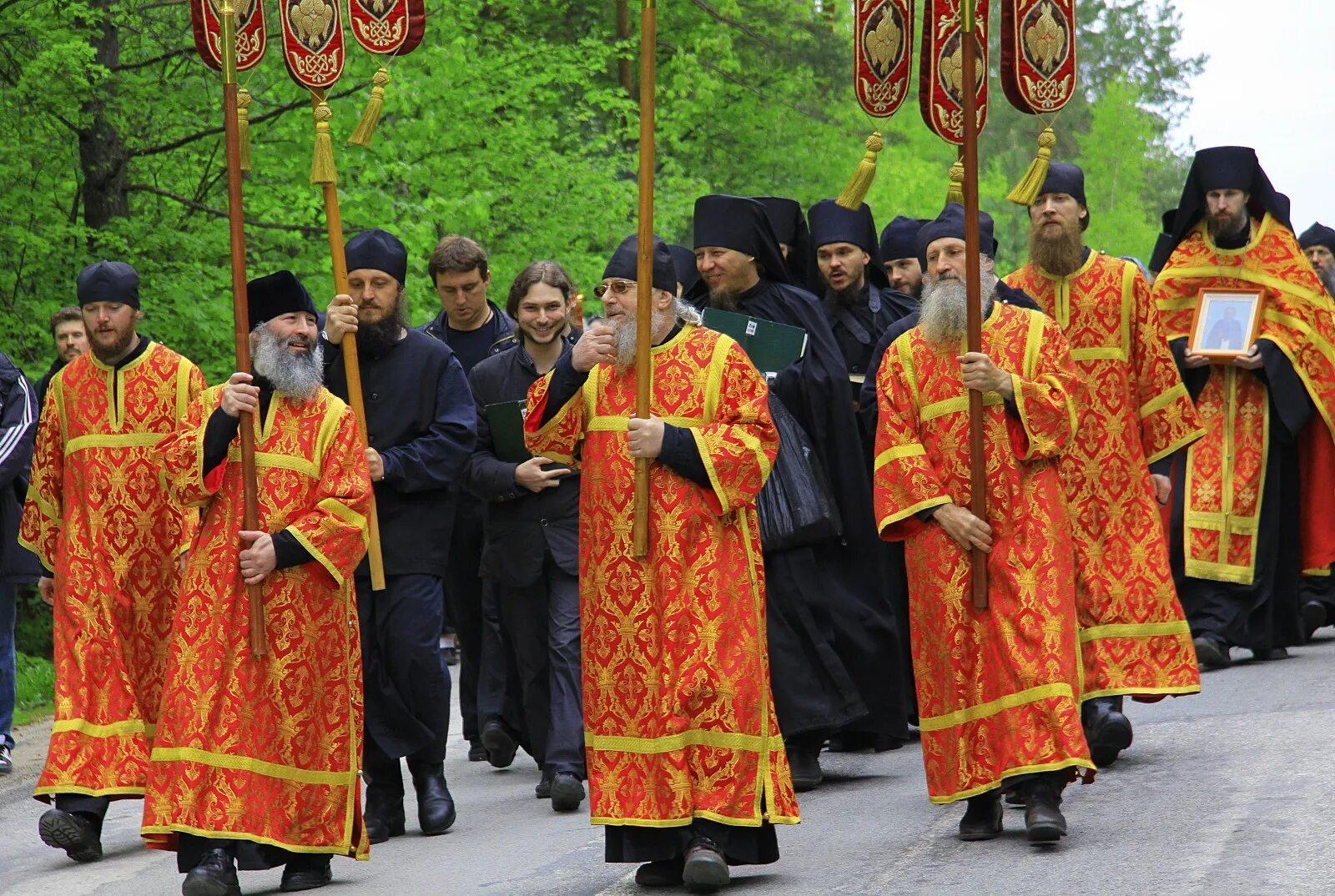 Крестный ход донской митрополии. Крестные ходы оптина пустынь. Крестные ходы оптина пустынь. Оптина пустынь пасха. Крестные ходы оптина пустынь.