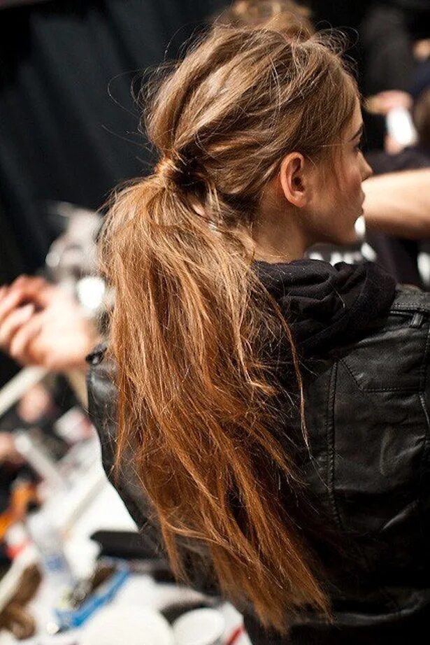 Небрежные прически на средние волосы. Небрежный пучок на средние волосы. Стрижка шэг 2022. Небрежные секунды. Стрижка шэг 2022.