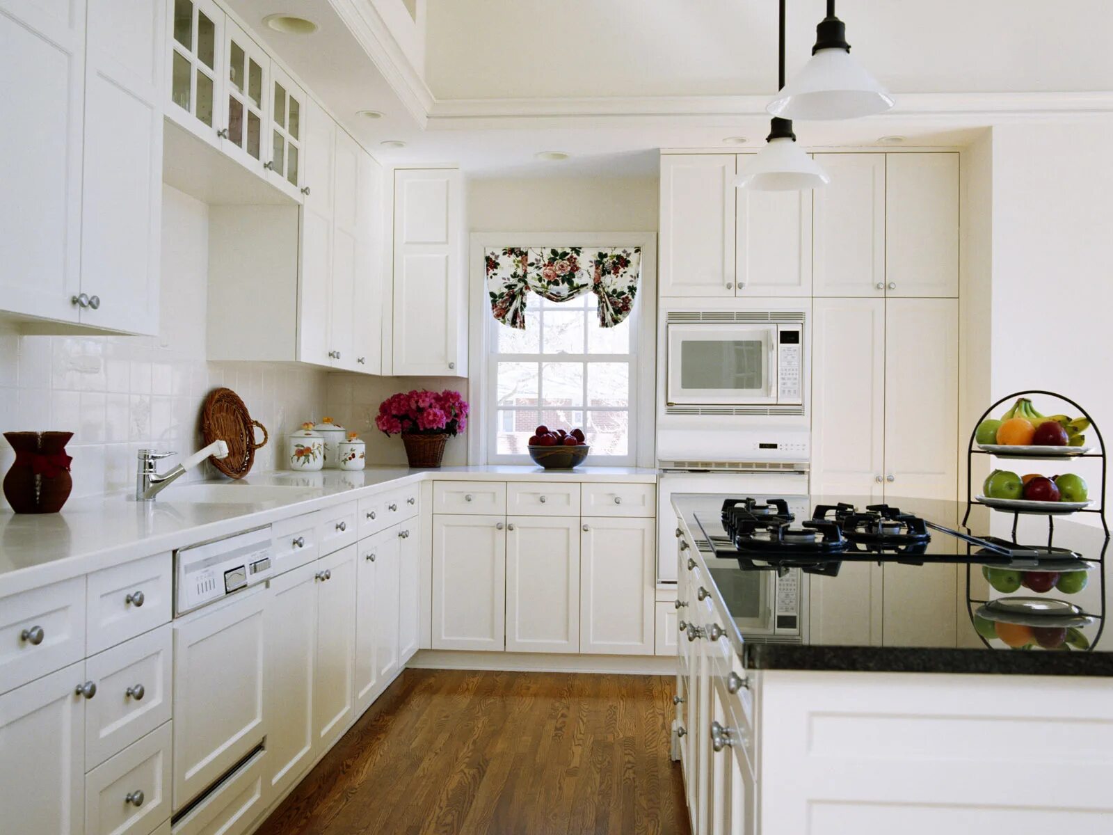 Белые кухни. Белая кухня в интерьере. Кухня в белом цвете. Красивая белая кухня.