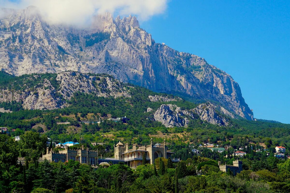 Алупка гора ай Петри. Южный берег Крыма Алупка. Воронцовский дворец и гора ай Петри. Алупкинский дворец Крым и ай Петри.