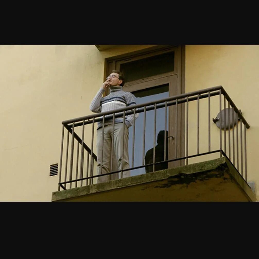 балкон курильщика. мужик на балконе. балкон курящего и некурящего. мемы про балкон.