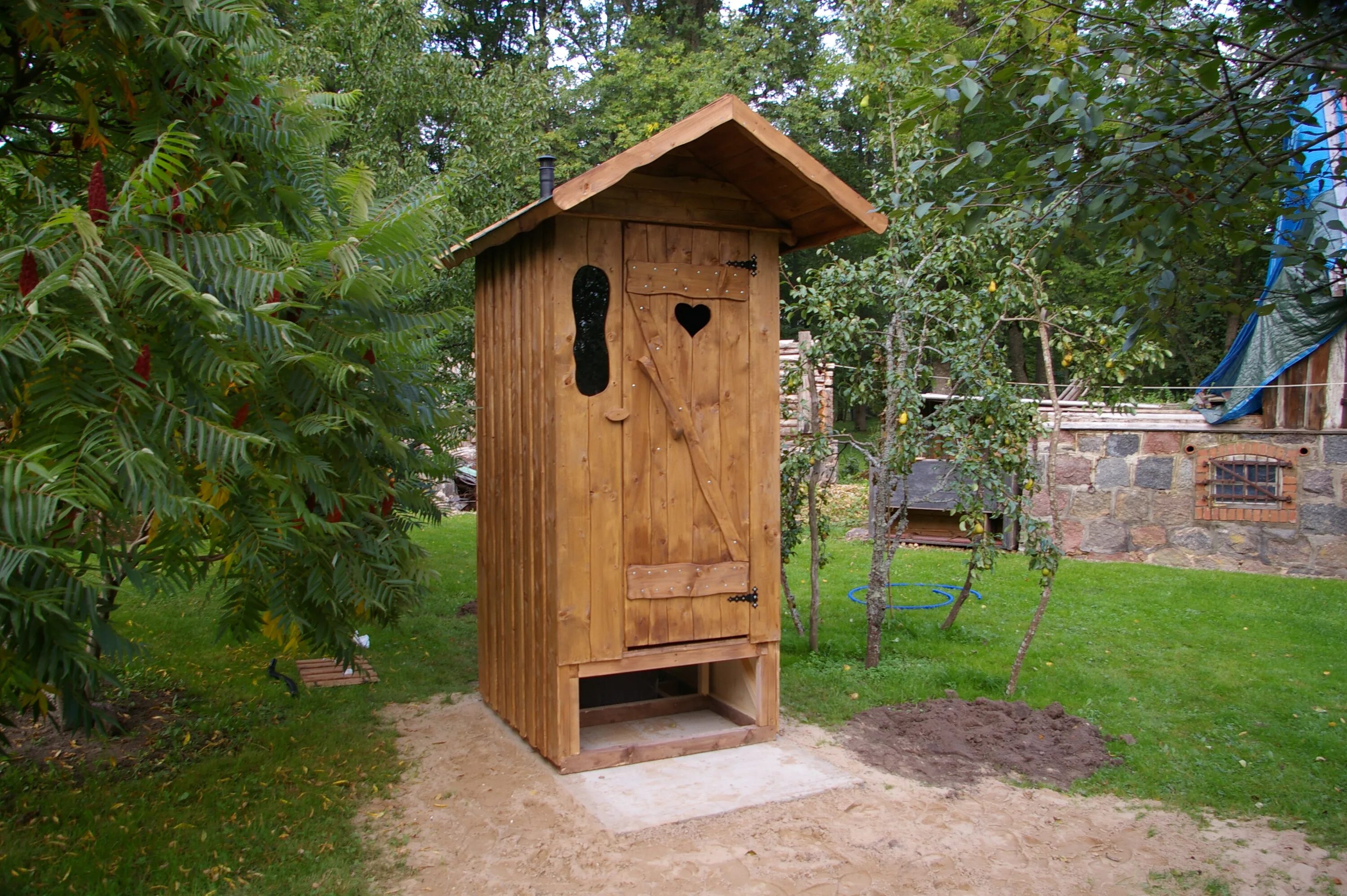 Какой лучше дачный туалет. Туалет дачный. Туалет на дачном участке. Садовый туалет деревянный. Оригинальный туалет на даче.