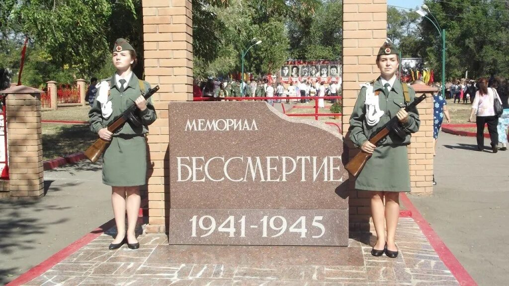 Прогноз погоды краснодон. Мемориал бессмертие поселок Краснодон. Мемориальный комплекс «бессмертие», пос. Краснодон. Краснодон (посёлок городского типа). Краснодон аллея героев.