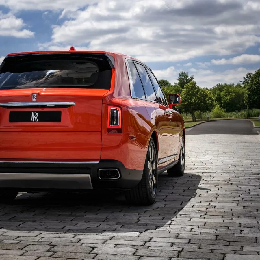 Роллс калина. Rolls Royce Cullinan. Машина Rolls Royce Cullinan. Rolls Royce Cullinan Orange. Rolls-Royce Cullinan 2019.