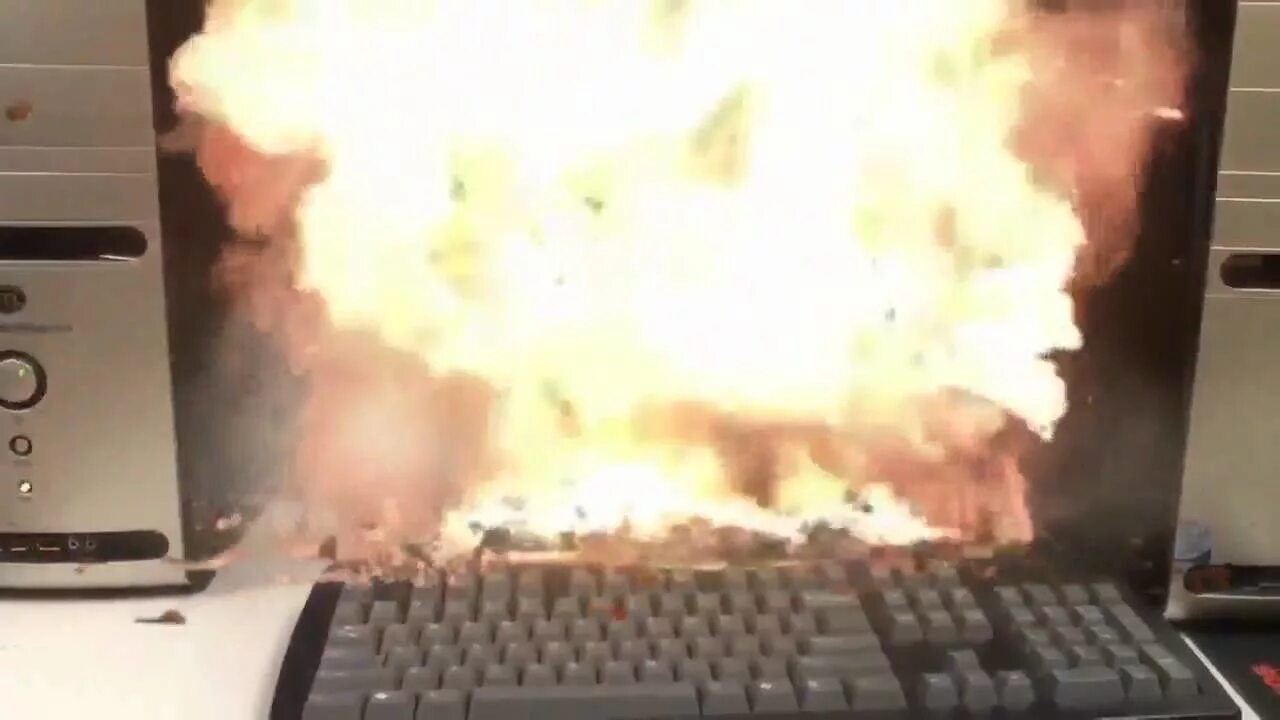 Сгоревший пк. Комп взорвался. Комп горит. Сгоревший ноутбук. Взрыв компьютера.
