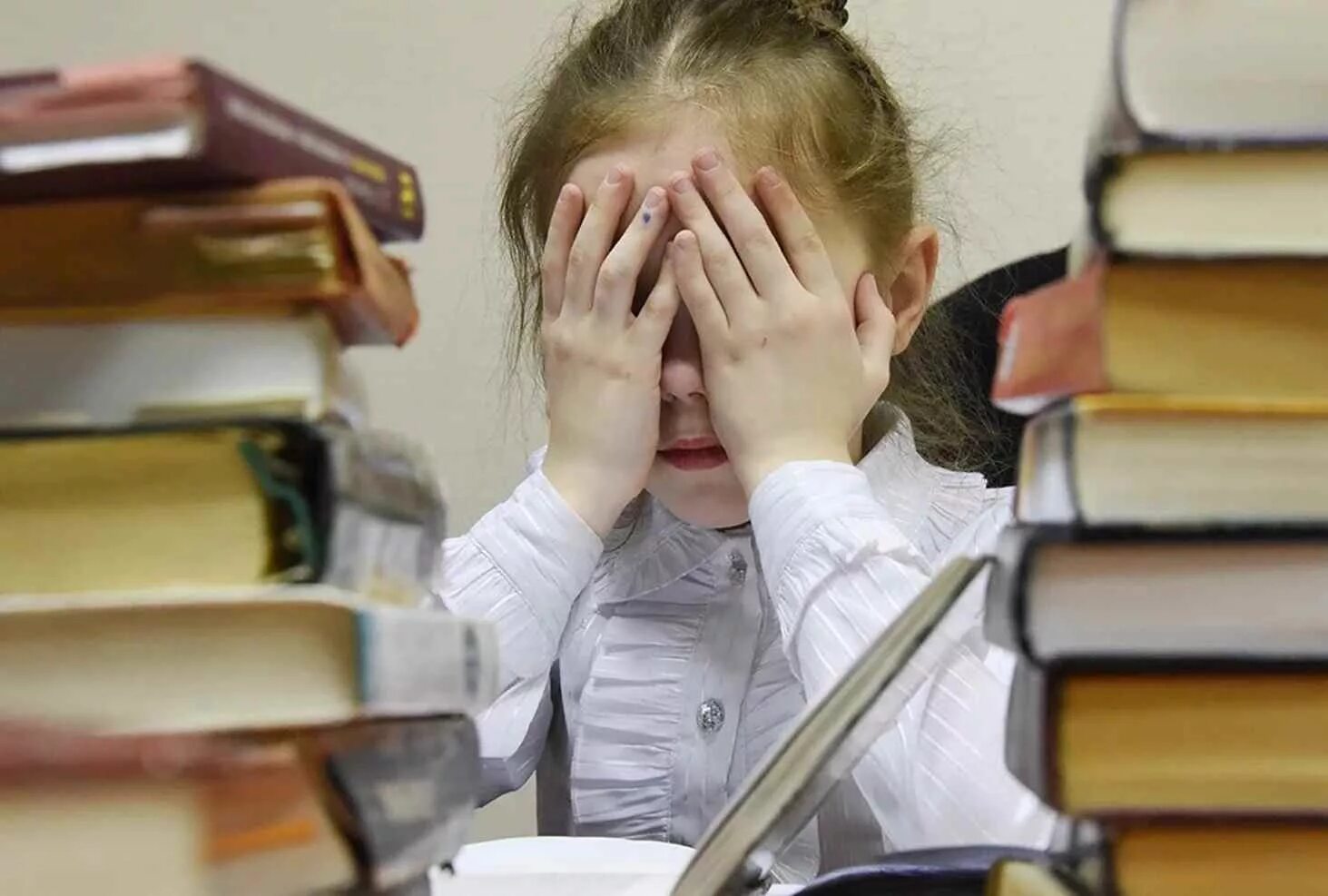 Уставший ученик. Уставшие дети в школе. усталый ученик. ученик устал. утомляемость школьников.