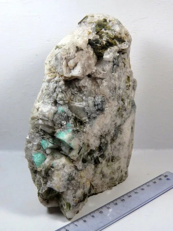 ископаемые урала. хита урала. известняк натечный. хилерит камень. полдневское месторождение демантоидов.