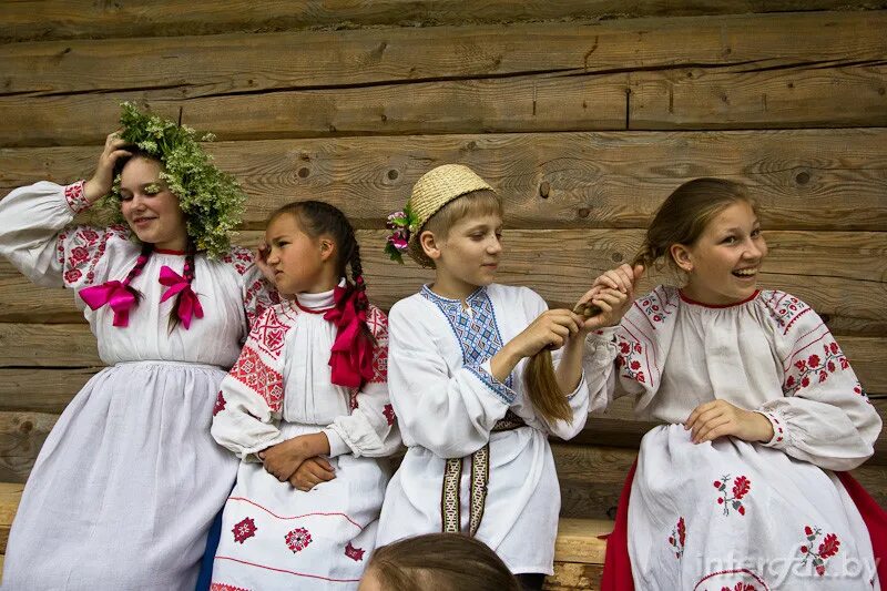 Живет в белорусском слушать. Белорусский национальный костюм. Белорусский национальный костюм для детей. Национальные костюмы белорусов для детей. Белорусские костюмы для детей.