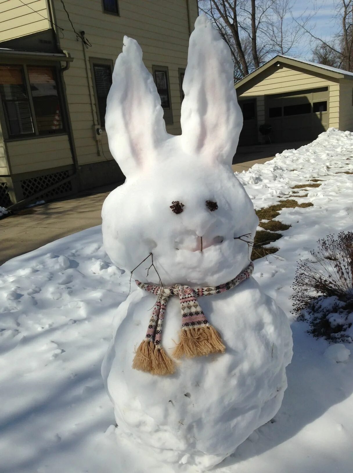 фигурка зайца из снега. заяц из снега. ледяная фигура зайца. снежная фигура кролика. фигуры из снега.