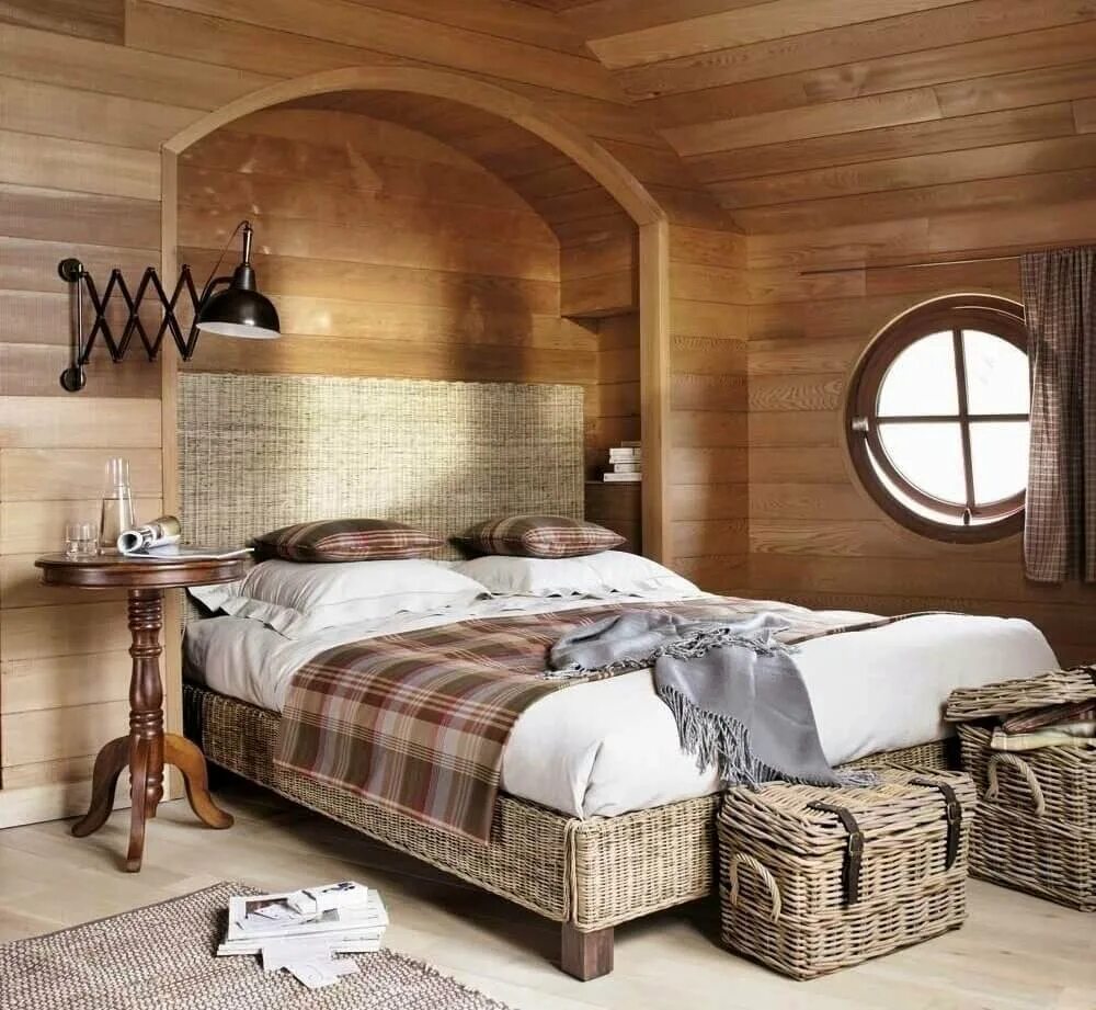 Дизайн комнат в деревянном доме. Спальня Кантри-Шале интерьер. Спальня в деревенском стиле. Спальня в древеснос стиле. Деревянный интерьер.