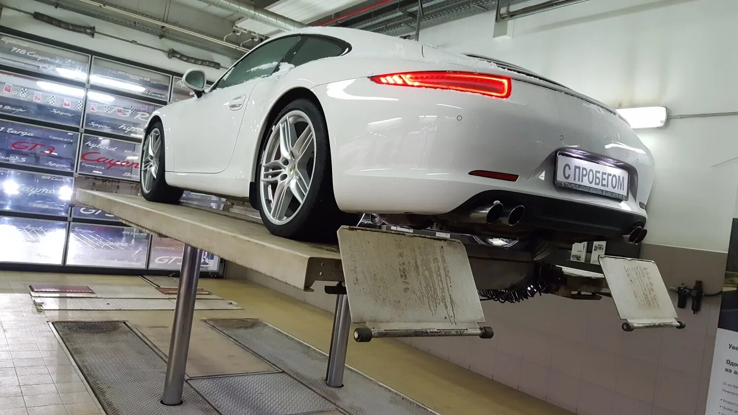 Порше на подъемнике. Porsche dealership staff. Tag Porsche. Interior of a Porsche dealership. Авторевизорро купить авто