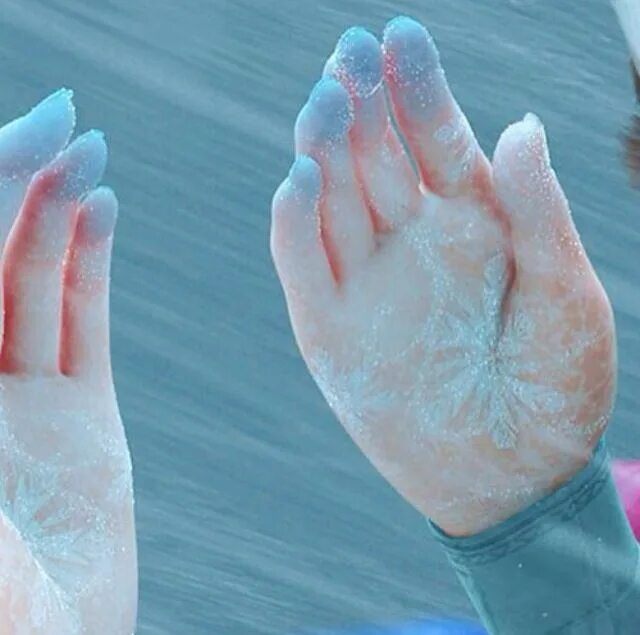 Вода замерзает в руке