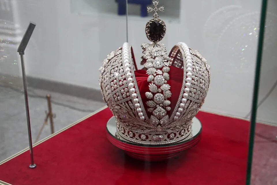 Где находится российская корона. Корона Екатерины 2. Корона Российской империи алмазный фонд. Короны Российской империи в Эрмитаже.