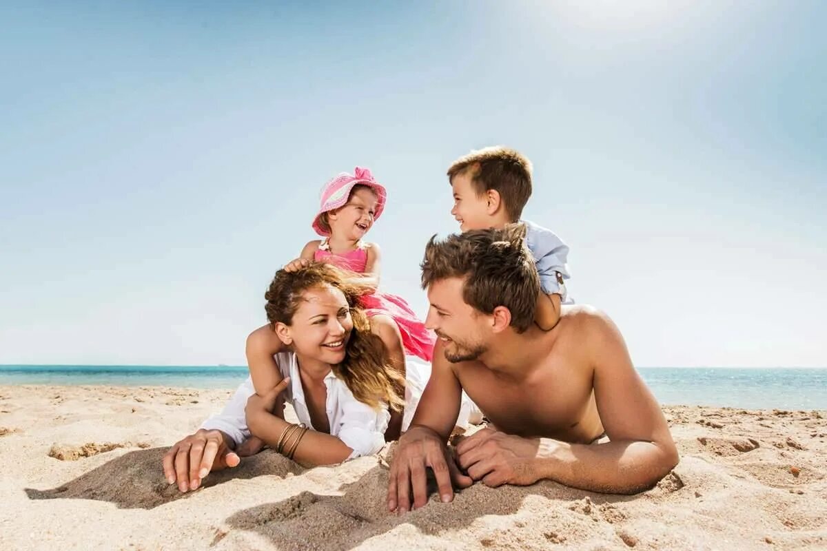 Семья на море. Счастливая семья на море. Семья на пляже. Море пляж семья. Путевка на море с ребенком