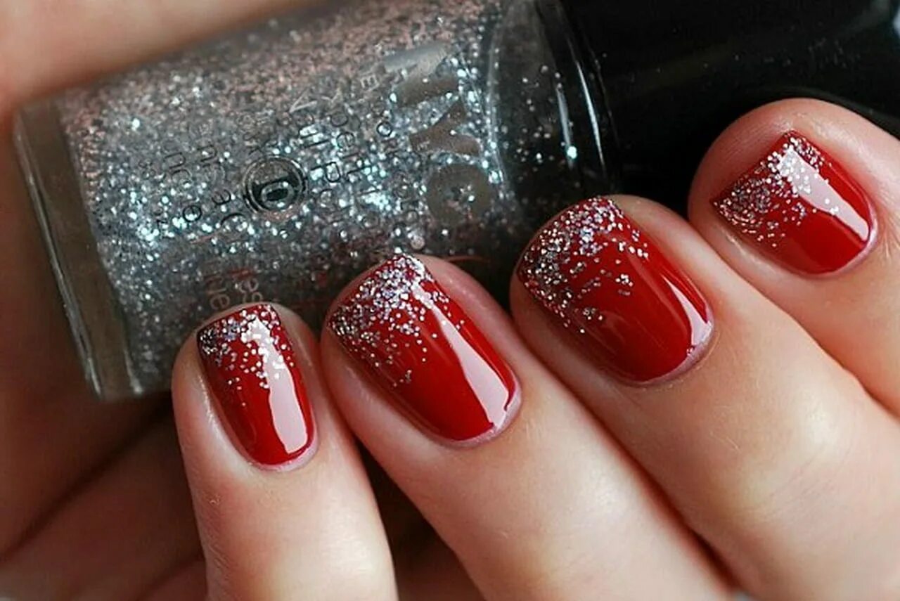 красный маникюр с блестками. красные ногти с блестками. красные ногти с блестками. красный маникюр с блестками. маникюр на короткие ногти красный с блестками.
