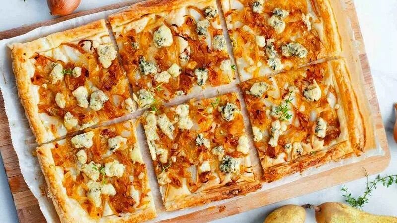 Слоеный пирог с грушей и сыром бри. Пирог с грушей и дор блю. пирог с грушей и сыром дор блю. пирог с грушей и сыром дор блю из слоеного теста. луковый пирог из слоеного теста.