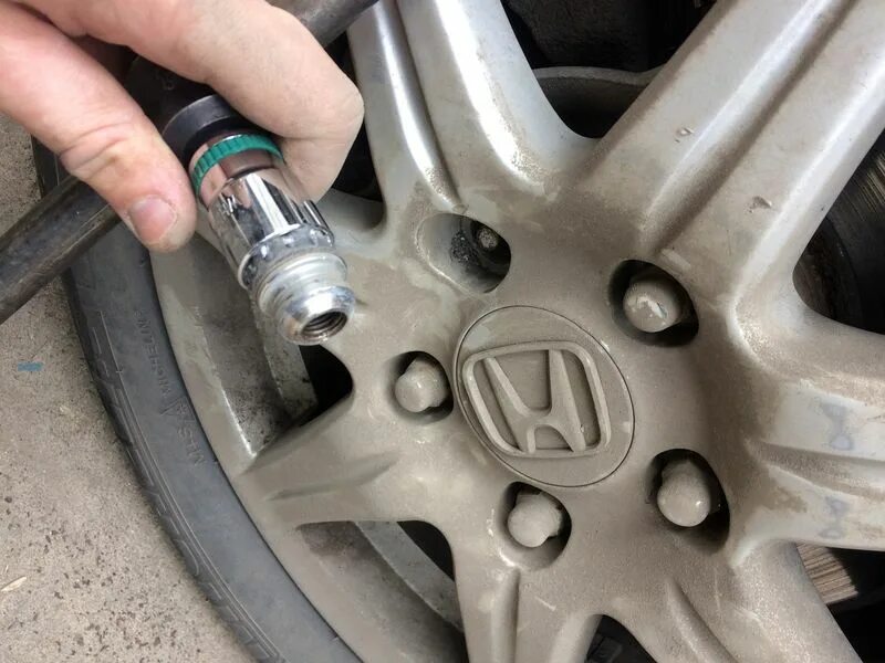 секретки mcgard для bmw x1. ключ для откручивания секретки на колеса. гайка для выкручивания секреток. снятие секреток с колес citroen. головка для откручивания секреток 23.