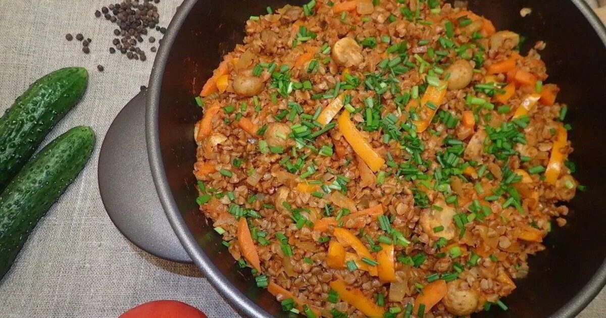 Жареная гречка. Жареная гречка рецепт. Гречка с жареной курицей. Жареная гречка на сковороде. Гречка с жареным луком.