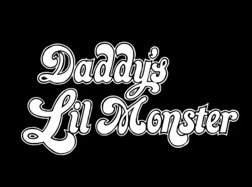 Daddy's lil. Daddy's Lil Monster футболка. Daddy's Lil Monster надпись. Daddy's Lil Monster шрифт. Daddy's Lil Monster перевод.