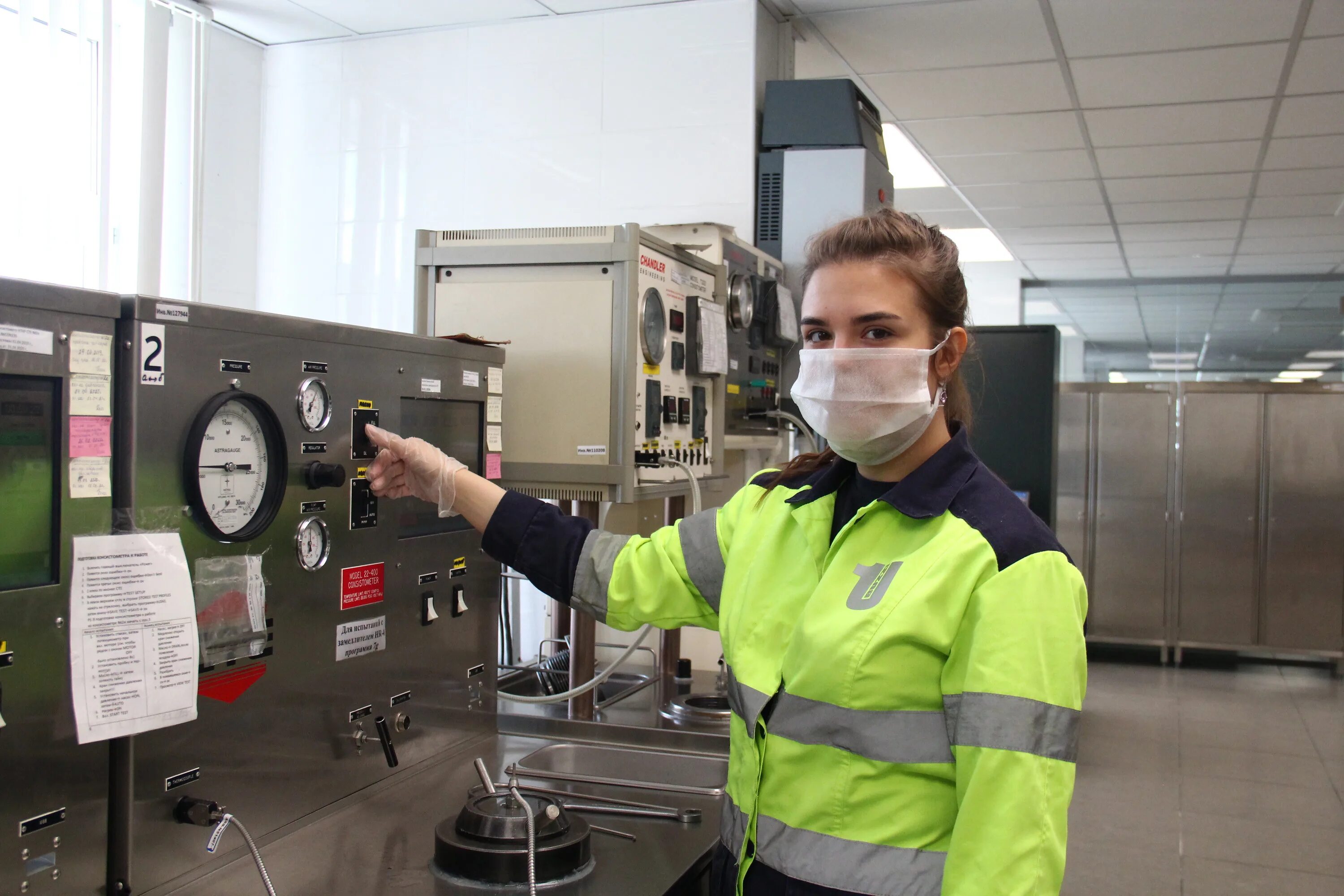 Предприятия в пандемию. Правительство в период пандемия. Люди в медицинских масках в офисе. Завод эма екатеринбург. Пандемия и экономика.