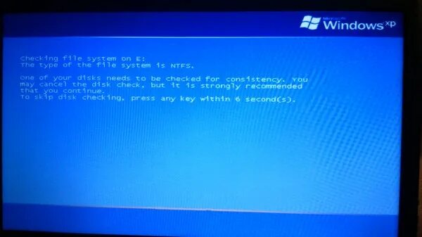 При включении компьютера открывается бонгакамс. Chkdsk Windows XP. To skip Disk checking Press any Key within 8 second. Skip Disk checking. To skip Disk checking Press any Key.