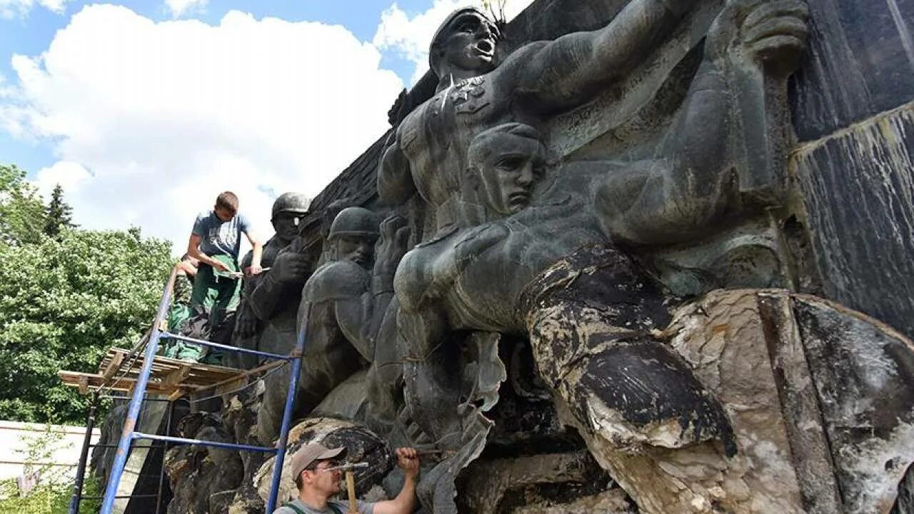 Снос памятника советским солдатам в молдавии. Во львове демонтировали памятник воинам. Ужгородка новини закарпаття. Снос памятника советским солдатам в молдавии. Снос памятника советским солдатам в молдавии.