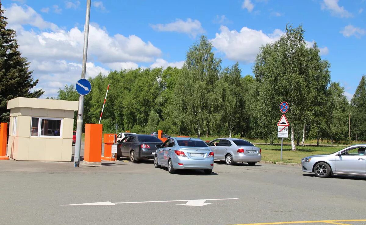 Аэропорт ижевск парковка. Аэропорт Ижевск стоянка. Платные стоянки Ижевск. Платная парковка аэропорт Ижевск. Охраняемая стоянка аэропорт Ижевск.