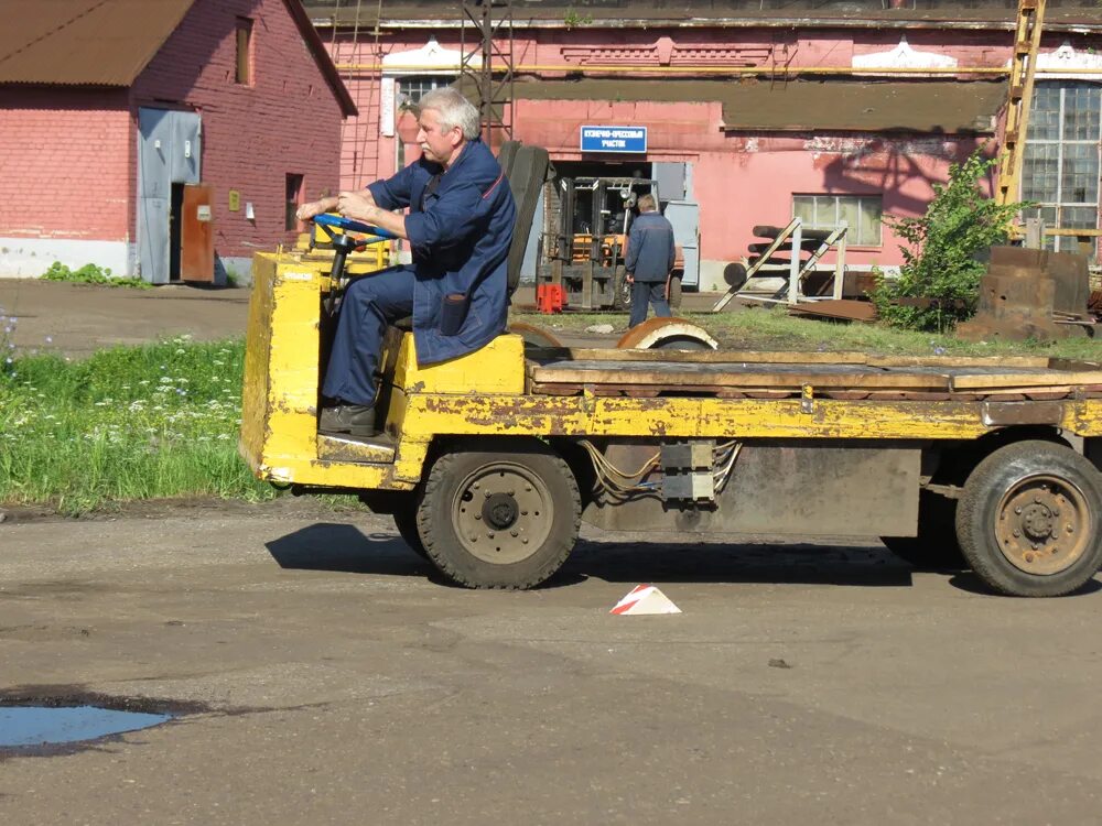 Электрические тележки для склада jungheinrich. Тягач электрический складской. Работа на электротележке. Электрокара балканкар эп 2047. Электротележка эк-202б-05.