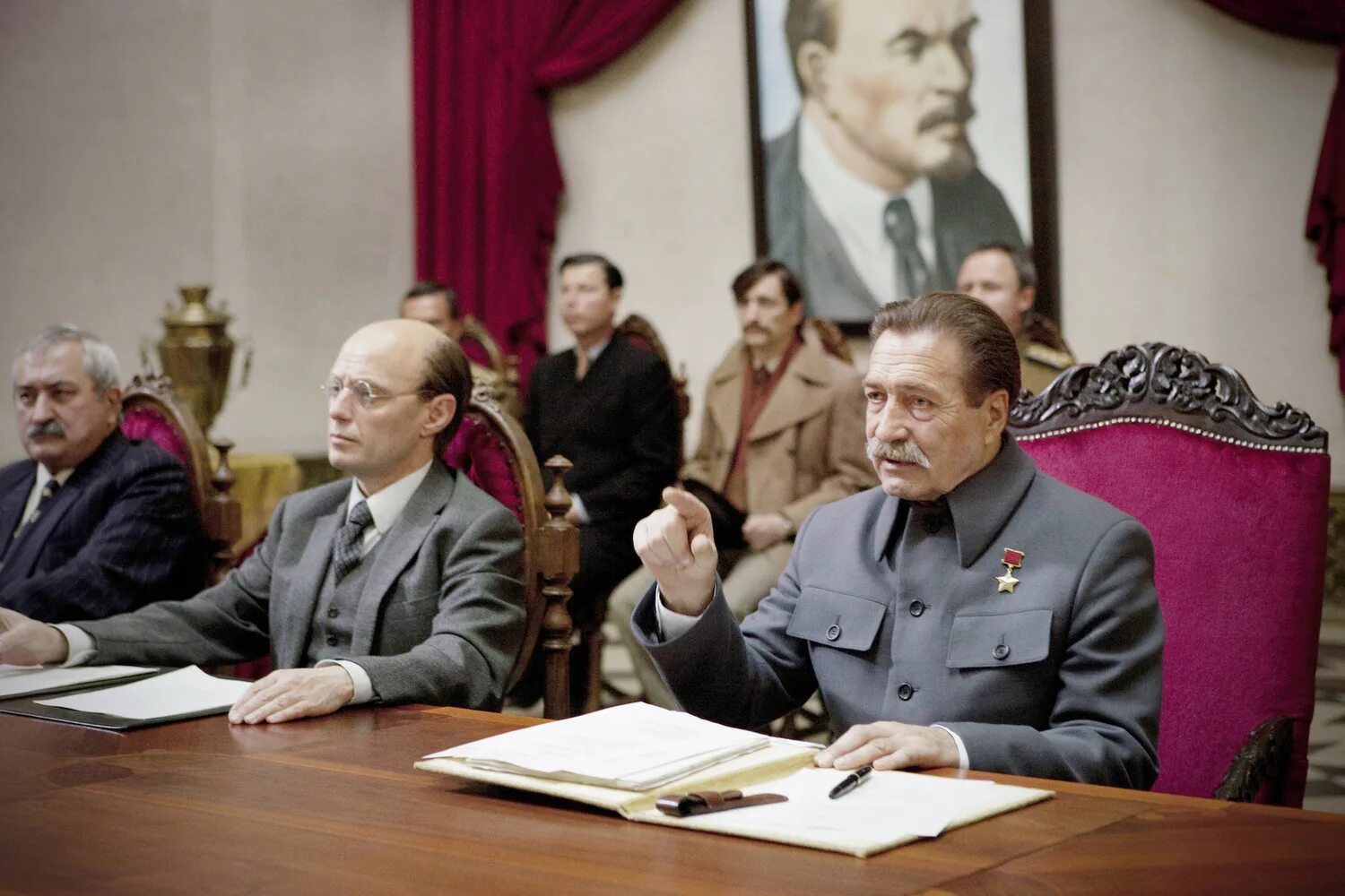 Столетний старик который вылез в окно. Столетний старик который вылез. Столетний старик, который вылез в окно и исчез фильм 2013. Столетний старик фильм. Столетний старик, который вылез в окно и исчез (2013).