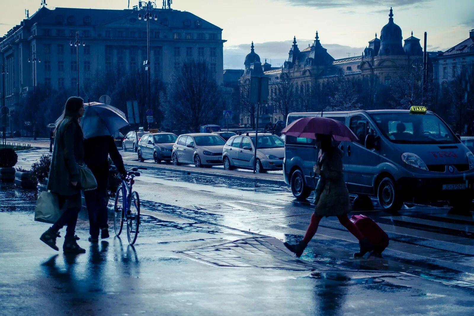 Включи станцию дождь. Авто под дождем силуэт. Станция дождливая. Велосипед дождь. Обои Спешка города.