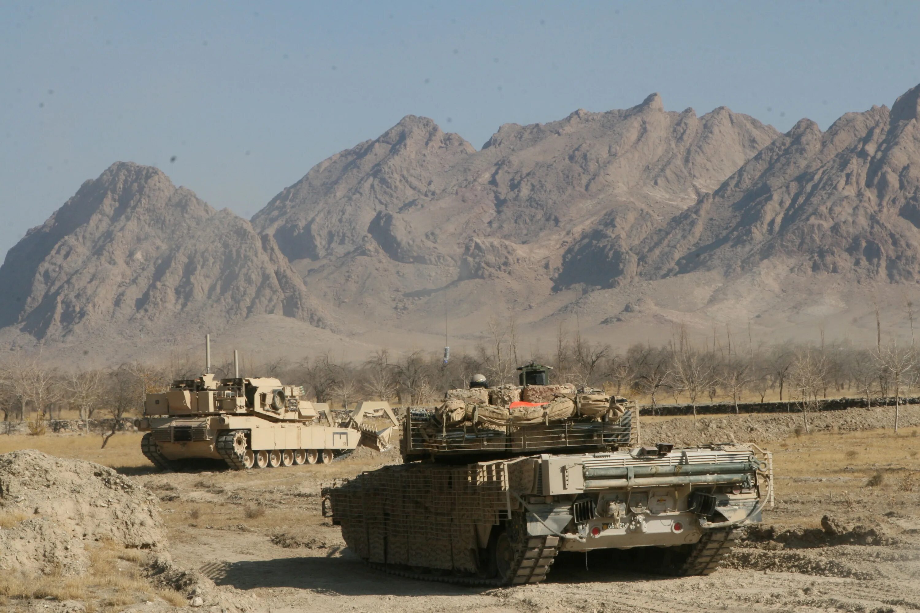 Погода в танковом. Танк т-62 в Афганистане. Танки Абрамс в Афганистане. Танк Абрамс в Афганистане. Танки в пустыне т72 Афганистан.