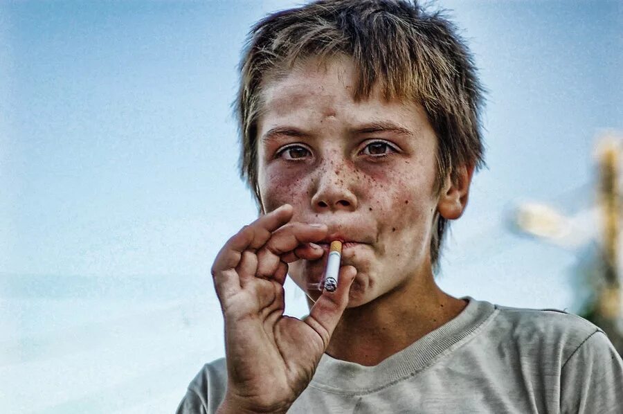 Картинки грозя. Podrostok kurit. Курение подростков. Подросток курит. Курящий ребенок.