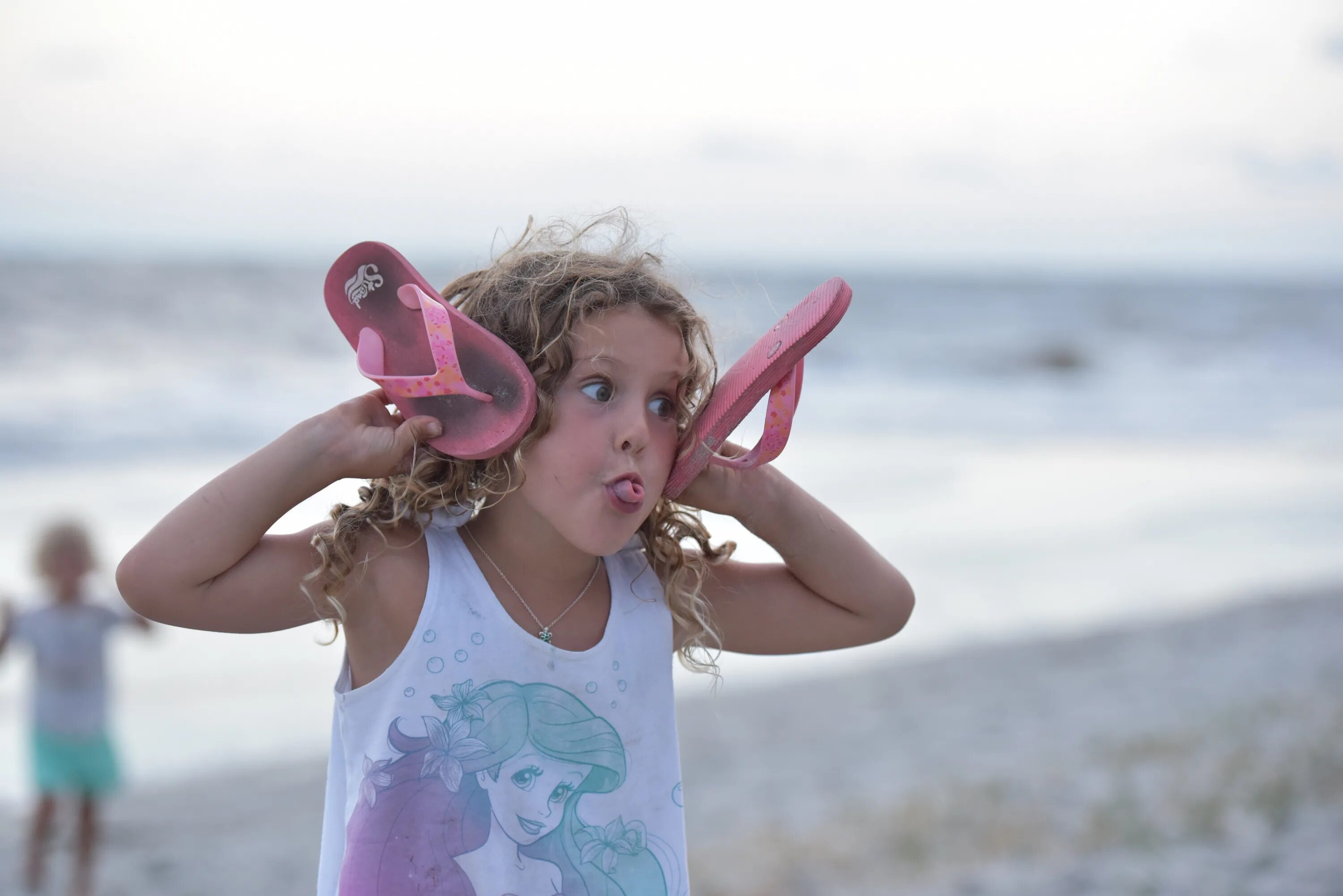 Маленькие девочки в отпуске. 5 Island девочка. Фото веселой девочки песок. Steven Beach fun 2005 года..