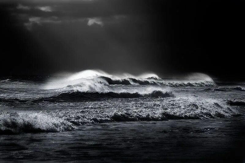 Есть черный океан. Бушующий океан. Темные волны. Темное море волны. Черно белые волны.