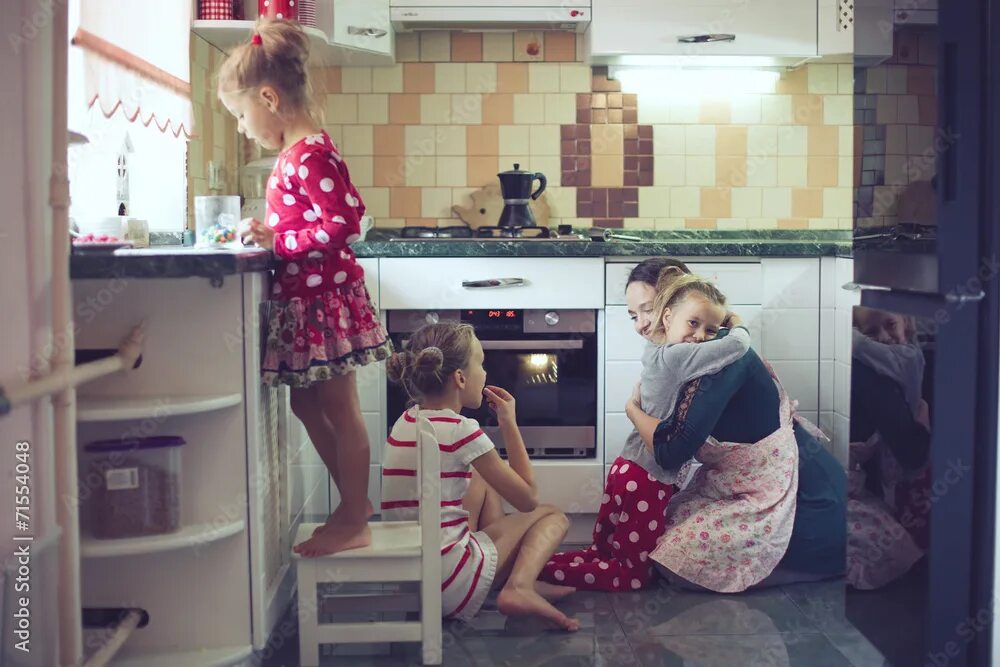 Кухня для детей. Чаепитие с подругами. Беспорядок на кухне. Подруги пьют чай на кухне. Подруги на кухне за столом.