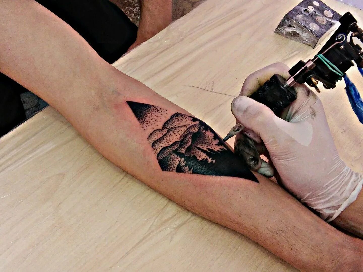 Набитые тату. Красивые тату. Процесс нанесения татуировки. Тату на руке. Процесс нанесения татуировки.