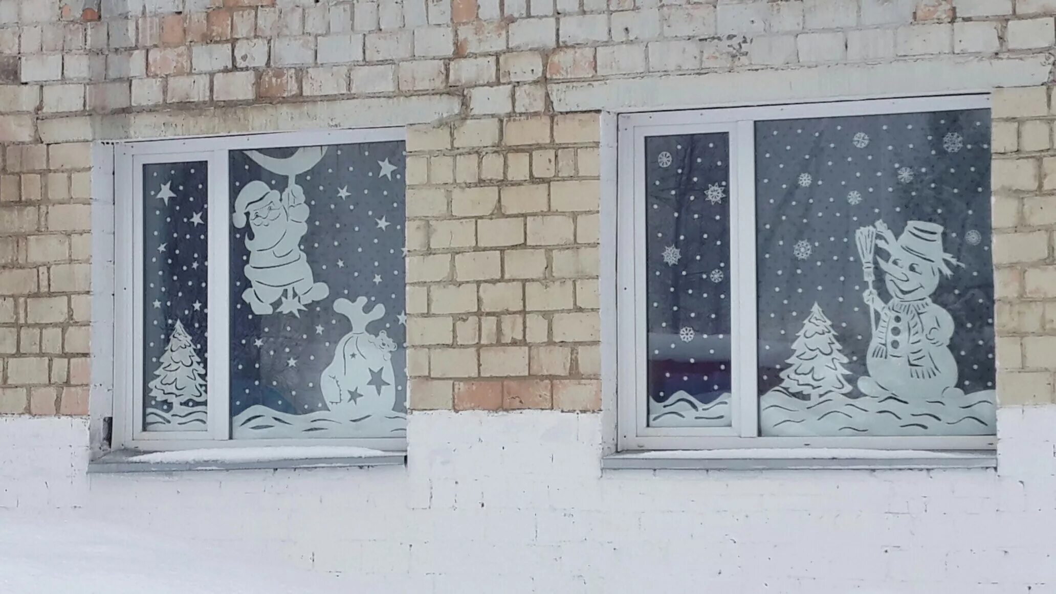 украшения на окна сугробы. трафареты на окна новогодние сугробы. снежные дома для украшения окон\. новогодние трафареты на окна елка. зимние трафареты на окна.