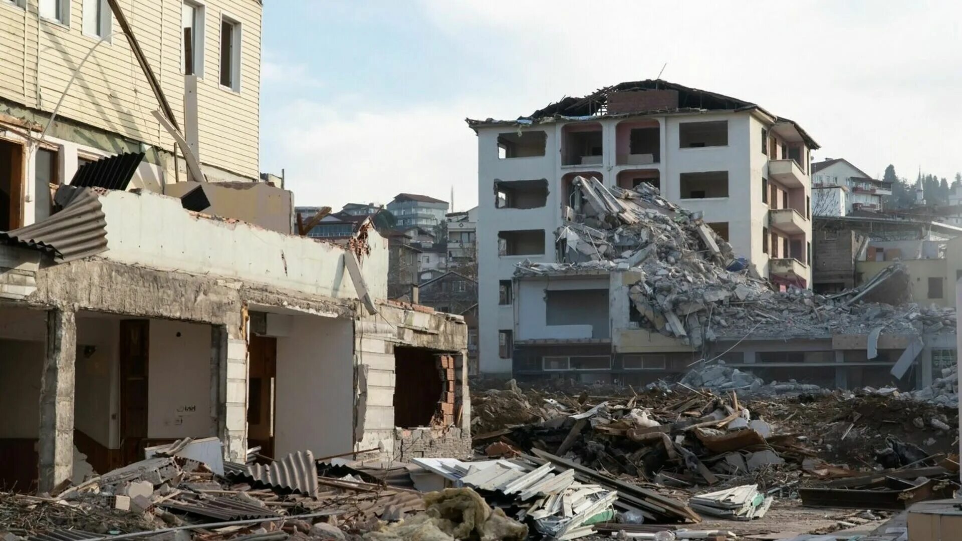 Уничтожающее землетрясение. Землетрясение в Турции 2023. Разрушение зданий. Землетрясения. Разрушенное здание.