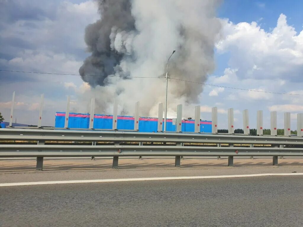 Чп в подмосковье сегодня. Склад Озон Волгоград. Горит склад в Подмосковье сейчас. Озон завод сгорел. Пожар на складе в Подмосковье.