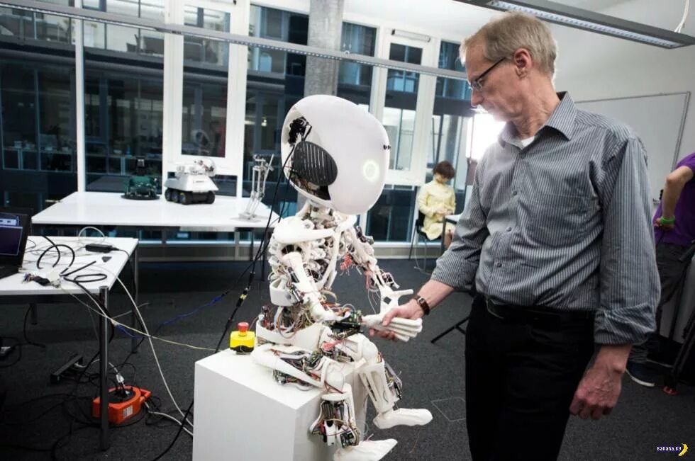 Какой из автономных роботов созданный французским изобретателем. Современные роботы. Робот с искусственным интеллектом. Роботы ученые. Роботы третьего поколения.