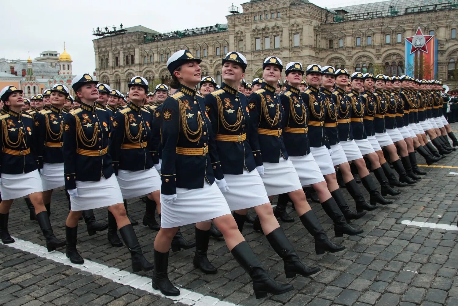 Парад войск в москве. Парадная форма солдат армии РФ. Армейская парадная форма. Военный парад. Русские девушки на параде.
