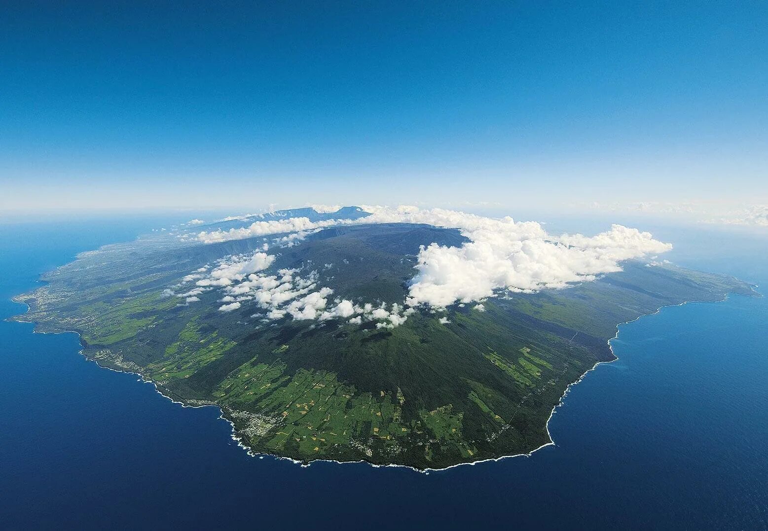 Стране принадлежит самый большой в мире остров. La Réunion Франция. Реюньон остров. Остров Реюньон в индийском океане. Французский остров Реюньон.